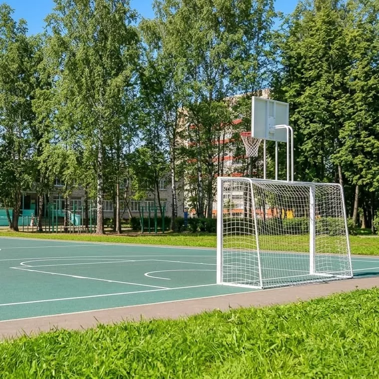 Аккуратно скошенное спортивное поле после профессионального покоса