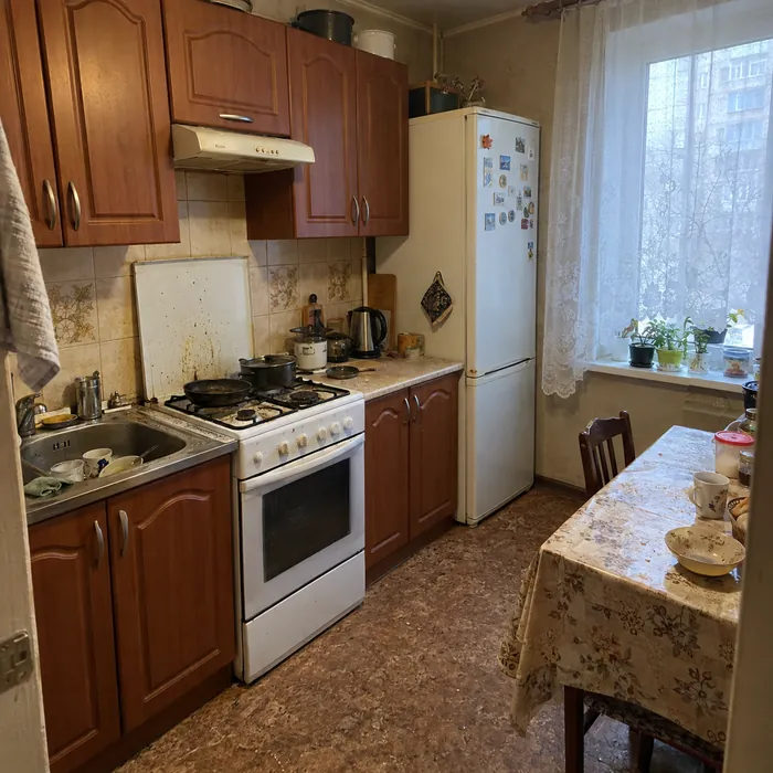 Кухня однушки до уборки: нагар на газовой плите