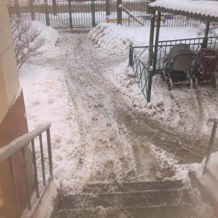 Утоптанный снег и колеи на дорожке и площадке