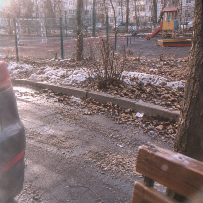 Зимний песок, прошлогодние листья и мусор у бордюров