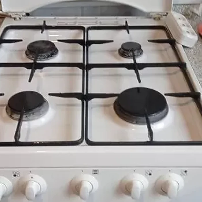 Та же плита, решётки, конфорки и поверхность отмыты.