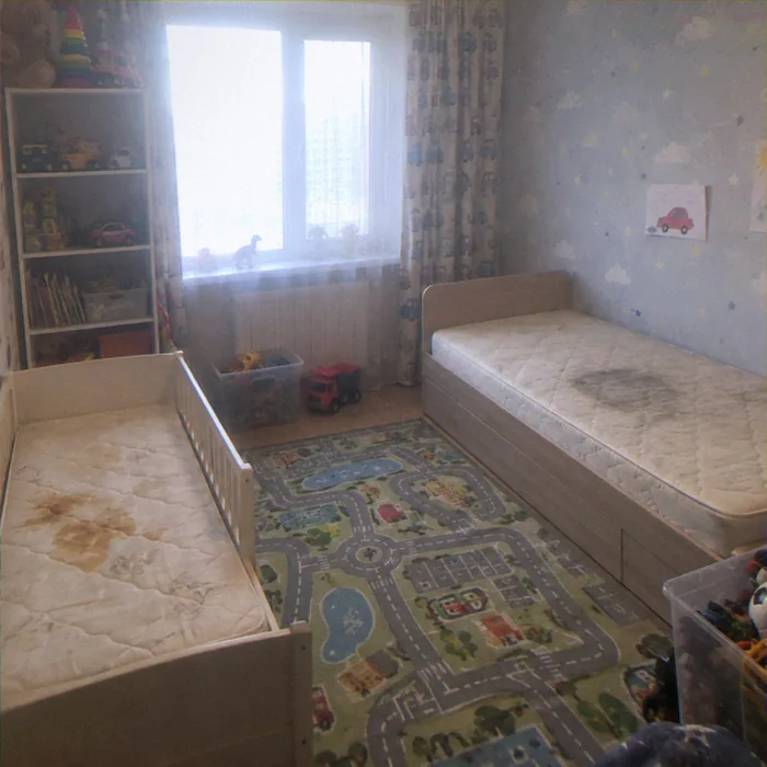 До чистки: пятна на детском матрасе в комнате с двумя кроватями