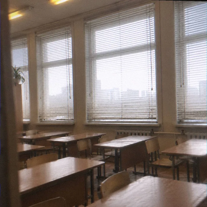 До чистки: ламели на окнах класса покрыты пылью