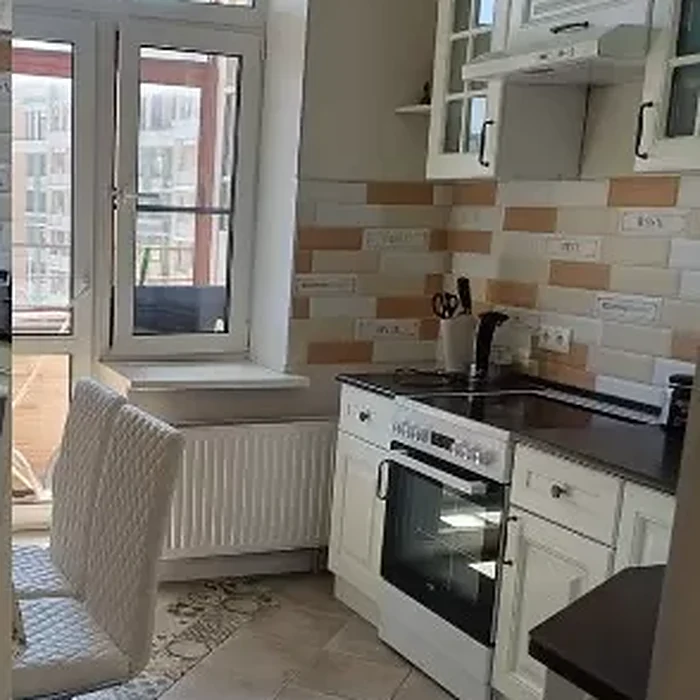 На той же кухне сушилка убрана, поверхности и пол вымыты.