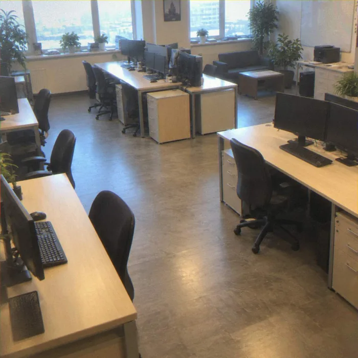 После уборки: чистые столы, пустые корзины и порядок в open space