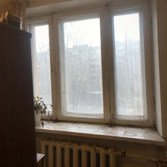 До: серый налёт на стекле, пыль в пазах и на подоконнике