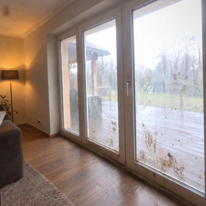 До мойки: следы ладоней и грязь на стеклянных дверях