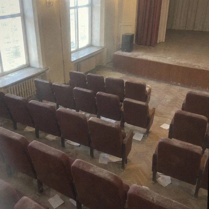 Пыль на креслах, сцене и подоконниках зала