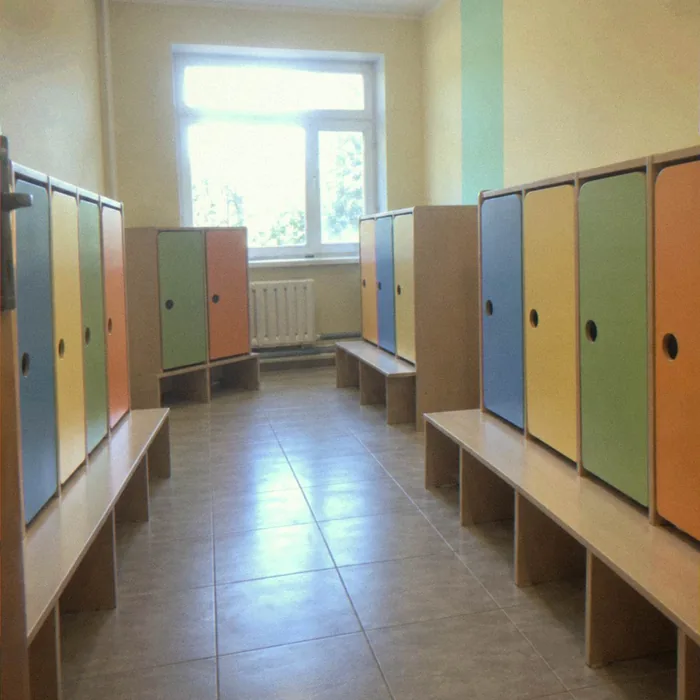 после: шкафчики готовы к приёму детей
