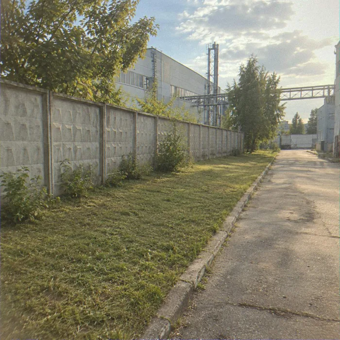 Трава скошена, бордюры видны